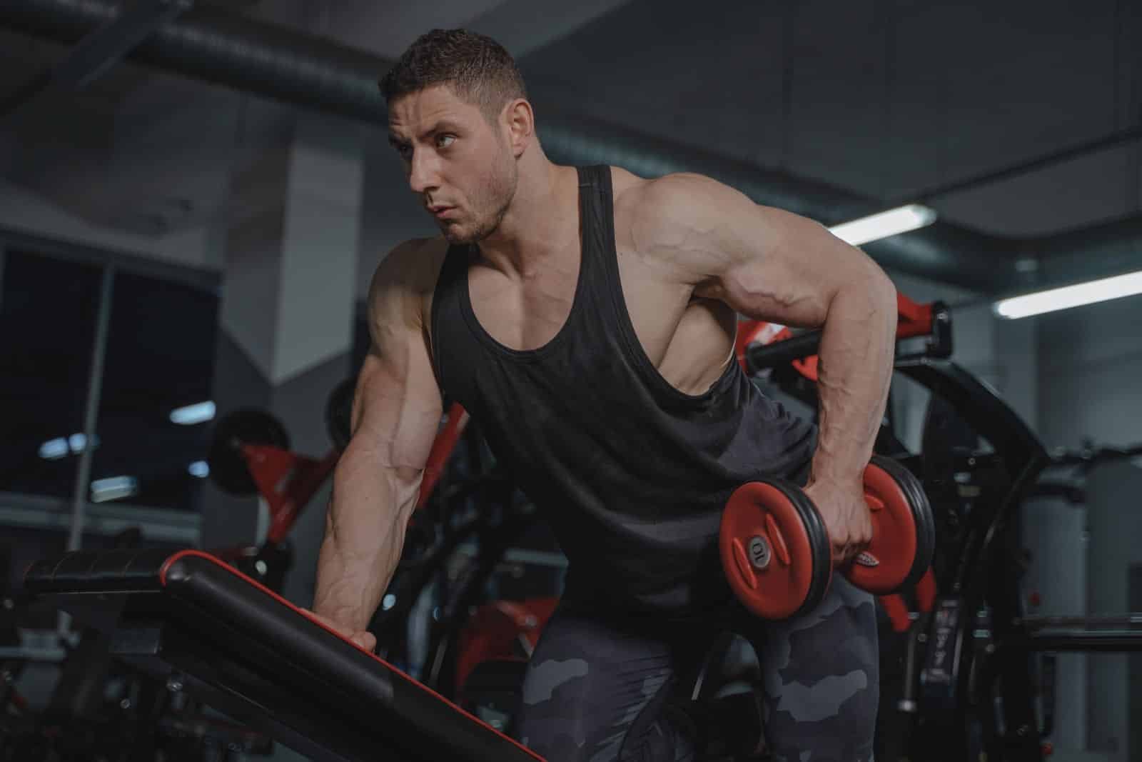 Personal Trainer Dubailand & The Villa 1 Personal trainer Dubailand — strength training session at home